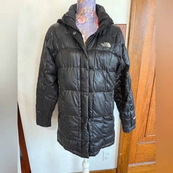 The North Face Women's Classic Black Puffer Coat - Picture 1 of 4